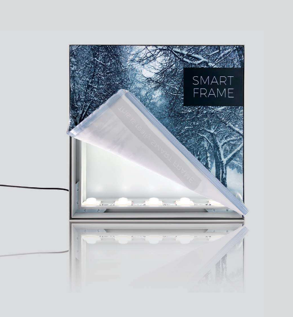 SMART FRAME PLV Fixation Marquage Imprimé Tissu Facile Eclairage Interne 1, Standiste FlyPix: conception, fabrication, achat et location de stands modulaires pour vos expositions, salons, boutiques et commerce SMART FRAME: les panneaux et PLV peuvent être dotés d'éclairages internes rétro-éclairants.