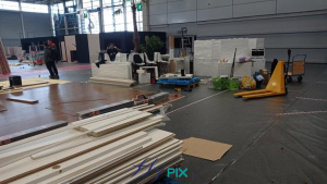 Déballage des différents composants du stand.