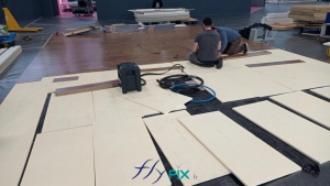 Pose du sol et du lino du stand.