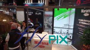 GD DISTRIBUTION : vue générale d'un stand modulaire, après la pose et l'installation par nos soins, pendant un salon professionnel, avec des grands panneaux PLV imprimés et éclairants et un ballon sur mat sphérique.