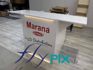GD DISTRIBUTION : un comptoir avec un logo, fabriqué en menuiserie par nos soins, grâce à nos techniciens, ici monté et installé dans un stand modulaire pour un salon professionnel.