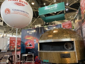 GD DISTRIBUTION : un ballon sur mat sphérique D = 1.5 m et H = 6 m, une structure gonflable air captif, gonflée à l'air avec une pompe électrique, en enveloppe PVC 0.18 mm simple peau, et doté de marquage en impression 2 faces recto/verso en couleur du logo.