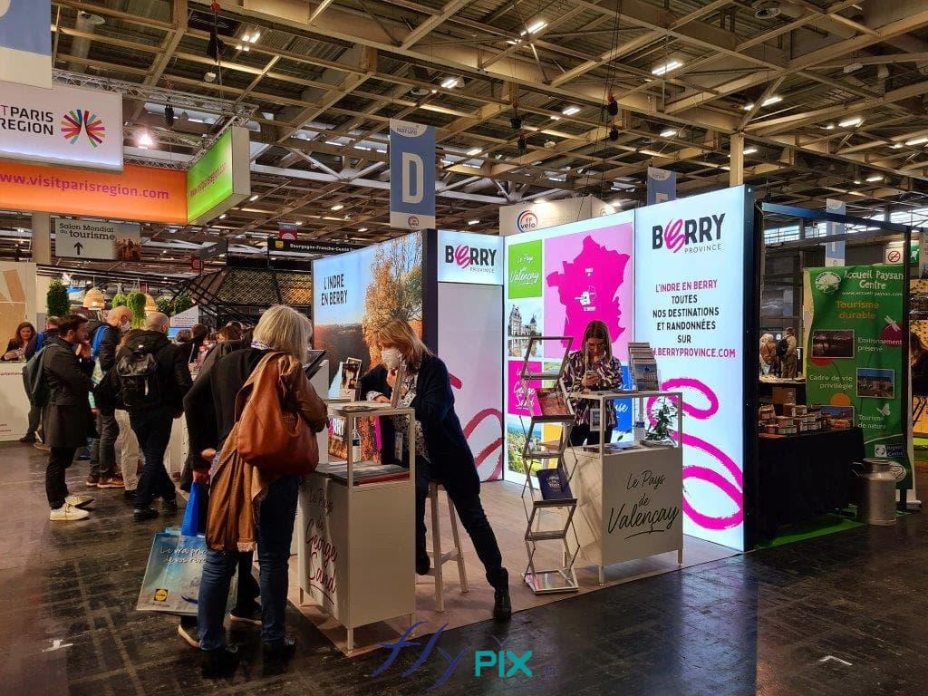 L'INDRE EN BERRY : photo prise pendant le salon professionnel, avec à l'arrière-plan des panneaux PLV personnalisés et imprimés, éclairant avec des dispositifs de LED.