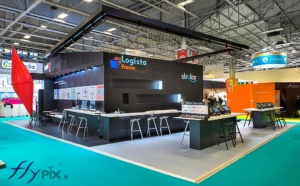 Vue générale du stand: le ballon est un accessoire décoratif s'intégrant parfaitement dans le design du stand.