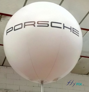 Vue détaillées du ballon sur mat fabriqué pour Porsche, avec la qualité d'impression en couleur, 2 faces sur fond blanc.