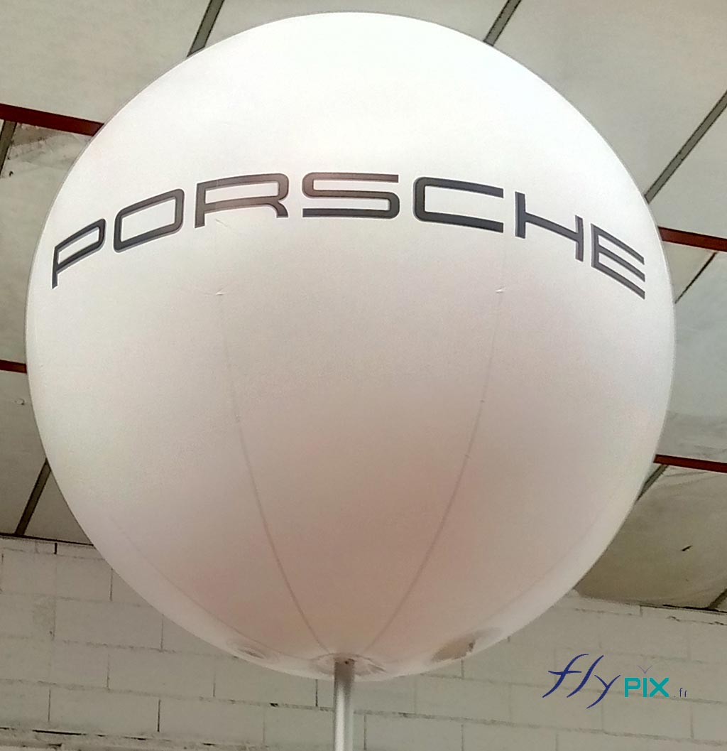 Vue détaillées du ballon sur mat fabriqué pour Porsche, avec la qualité d'impression en couleur, 2 faces sur fond blanc.