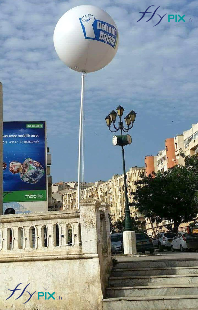Le ballon sur mat imprimé Debout Béjaïa, en Algérie, ici déployé en environnement extérieur pour une opération de street marketing