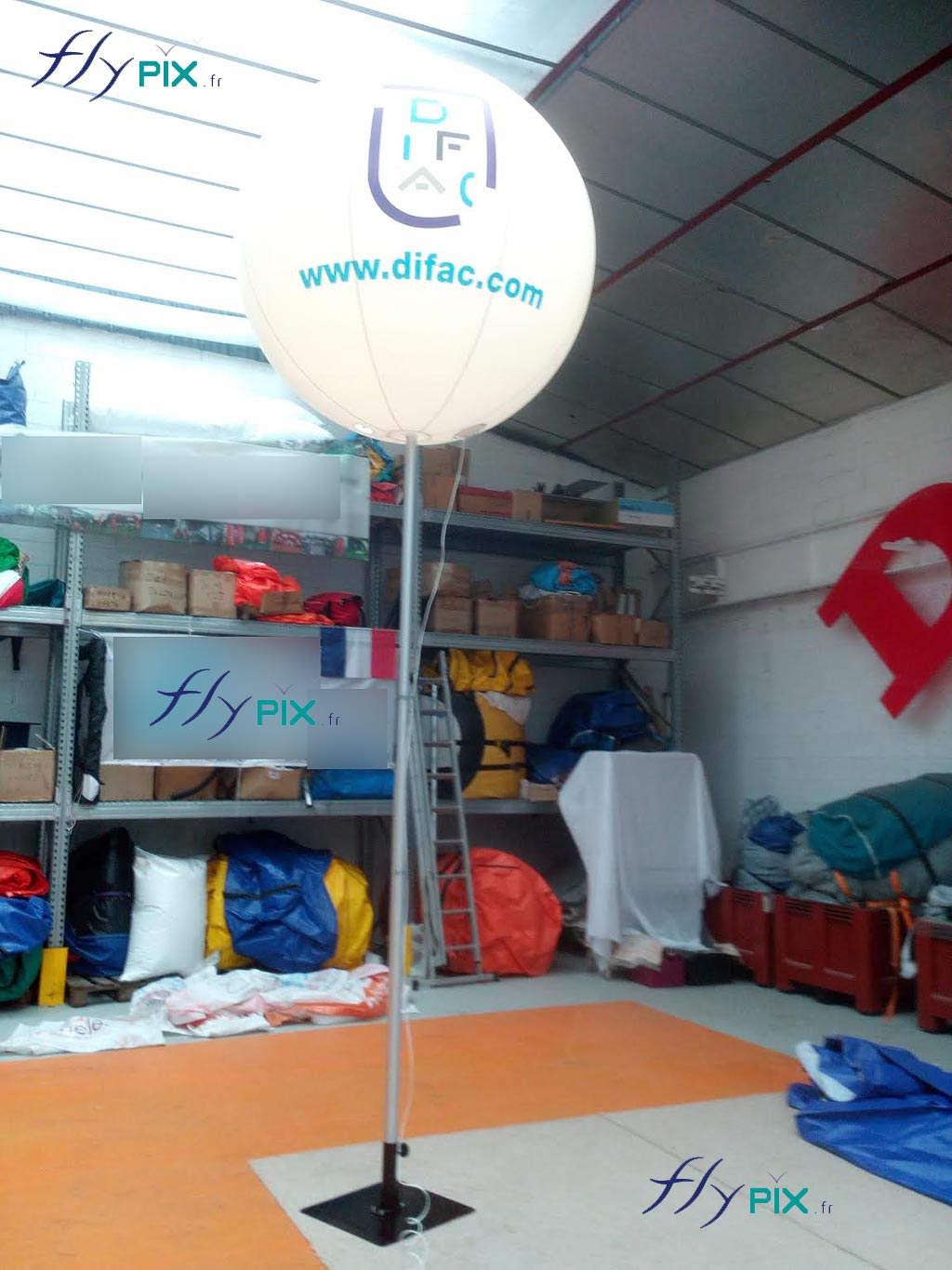 Le ballon sur mat, imprimé et imprimé, personnalisé, de 1.5 m de diamètre, en enveloppe PVC 0.18 mm, réalisé sur mesure pour DIFAC par nos soins.