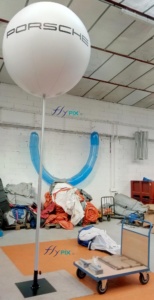 Le ballon sur mat imprimé Porsche, est une structure gonflable sphérique de diamètre 1.5 m, et le mat télescopique monte à 6 m de hauteur, impression en couleur sur 2 faces sur fond blanc.