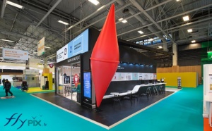 Structure gonflable personnalisée et fabriquée sur mesure représente une carotte tabac, mise en place et installée sur un stand de salon professionnel.