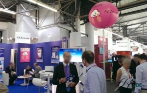 Un autre exemple de ballon sur mat sphérique, totale impression numérique couleur, et éclairant, installé dans un stand dans un salon professionnel