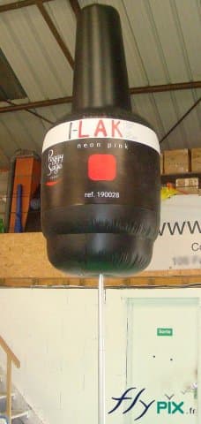 Le ballon sur mat de forme spéciale et personnalisée, représentant un flacon de produit cosmétique, totale impression numérique couleur, PVC 0.18 mm, ici pour I FLAK