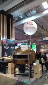 Pour l'un des salons professionnels de la société GD Distribution, nous avons fabriqué et installé un ballon sur mat imprilmé et personnalisé ; une sphère D = 1.5 m monté un mat télescopique H = 6 m.