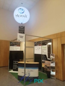 Le ballon sur mat fabriqué pour la société Micronx, déployé et installé pendant un salon profession, pour l'animation d'un stand, en environnement intérieur.
