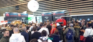 Ballon sur mat fabriqué sur mesure pour le stand de salon professionnel GD Distribution, avec au fond, des roll up imprimés et personnalisés.