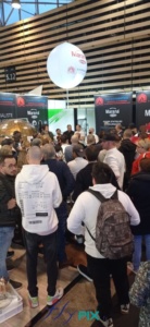 Ballon sur mat fabriqué sur mesure pour le stand de salon professionnel GD Distribution, avec au fond, des roll up imprimés et personnalisés. Beaucoup de visiteurs ce jour là.