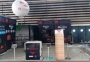Vue générale du stand de GD Distribution, pour leur présentation d'événement de leur salon professionnel, avant l'arrivée des visiteurs. Stand modulaire, avec plusieurs Roll-up imprimés et un ballon sur mat sphérique personnalisé et imprimé, une sphère de D = 1.5 m monté sur un mat télescopique H = 6 m, pied platine.