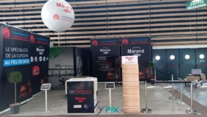 Vue générale du stand de GD Distribution, pour leur présentation d'événement de leur salon professionnel, avant l'arrivée des visiteurs. Stand modulaire, avec plusieurs Roll-up imprimés et un ballon sur mat sphérique personnalisé et imprimé, une sphère de D = 1.5 m monté sur un mat télescopique H = 6 m, pied platine.