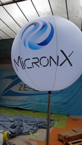 Vue détaillée des impressions du ballon sur mat MICRONX, un ballon sphérique D = 1.5 m monté sur un mat télescopique H = 6 m, avec 2 marquages imprimés de leur logo en couleur sur fond blanc sur 2 faces.