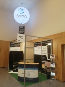 Le ballon sur mat imprimé et personnalisé avec le logo MICRONX, une fois posé et installé dans leur stand de salon professionnel.