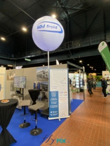 Ballon sur mat pour stand de salon professionnel, fabriqué pour la société SDJ Froid ; un sphère de 1.5 m de diamètre avec personnalisation et impression de leur logo en couleur sur fond blanc sur 2 faces recto/verso.