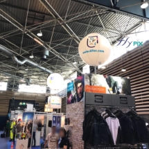 Ballon sur mat air captif de forme sphérique D = 1.5 m, monté sur un mat télescopique H = 6 m, installé dans un stand de salon professionnel, pour la promotion de la marque DIFAC.