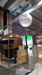 Ballon sur mat imprimé et personnalisé fabriqué pour la promotion de GD Distribution, après le montage de leur stand dans un salon professionnel.