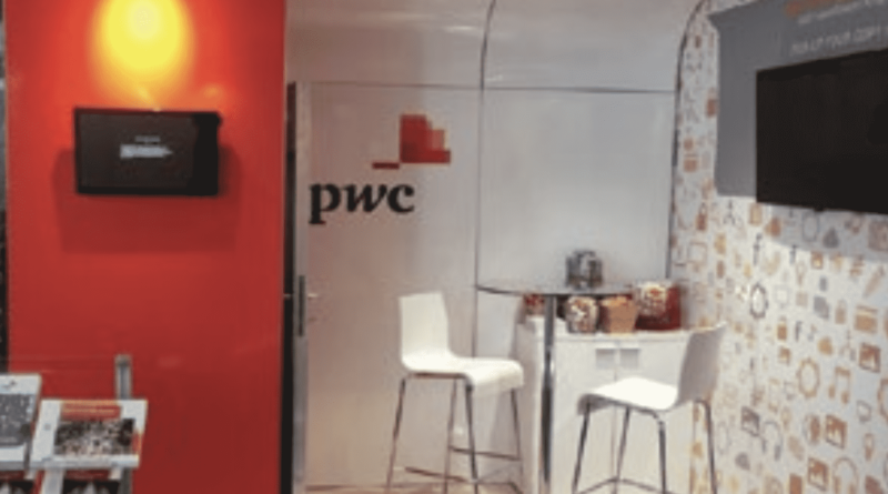 PWC : un stand modulaire pour un salon professionnel, avec mobilier, table, chaises et sol en lino parquet bois, présentoir à catalogues.